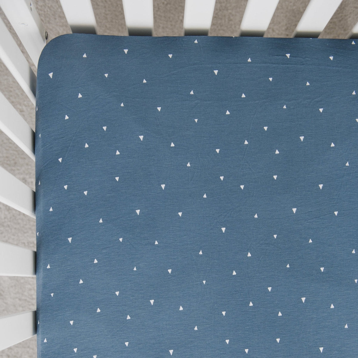 Sábana de Cuna Elástica - Denim Triangle