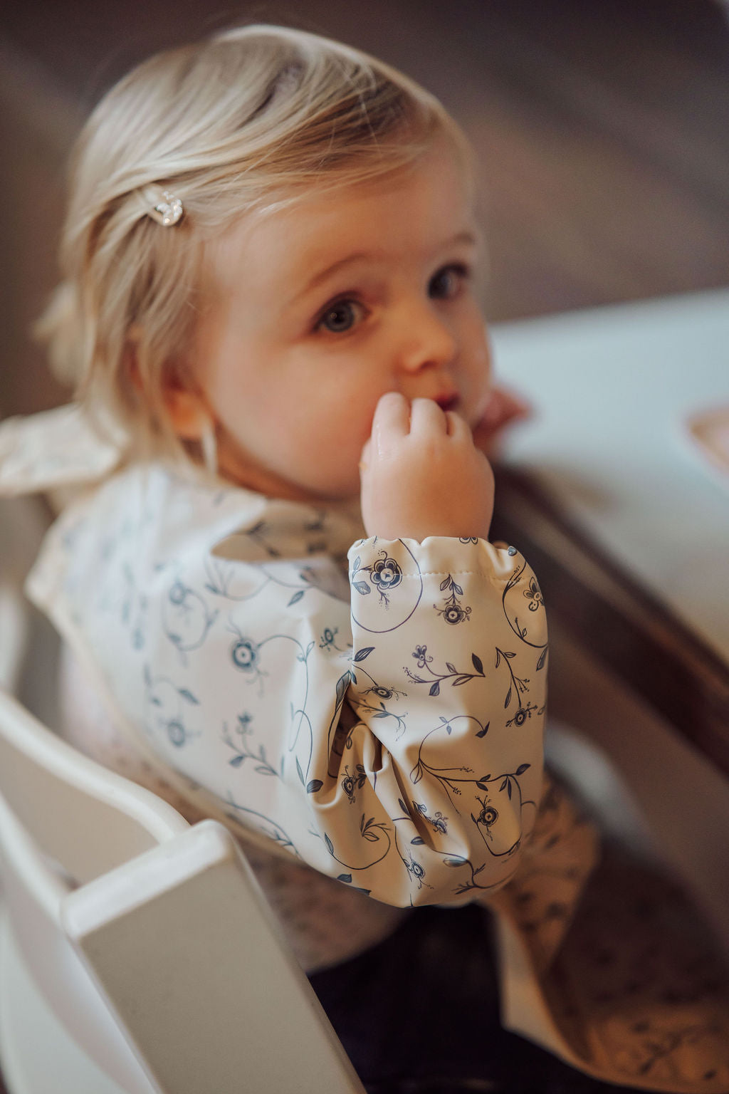 Babero Smock Grech & Co en uso