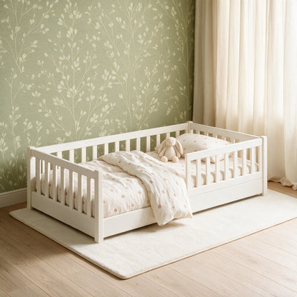 Cama Montessori Martina Junior en blanco, en un cuarto con papel tapiz verde salvia y cortinas de lino