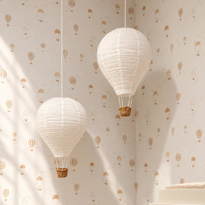 Globos colgantes en un rincón con papel tapiz de globos