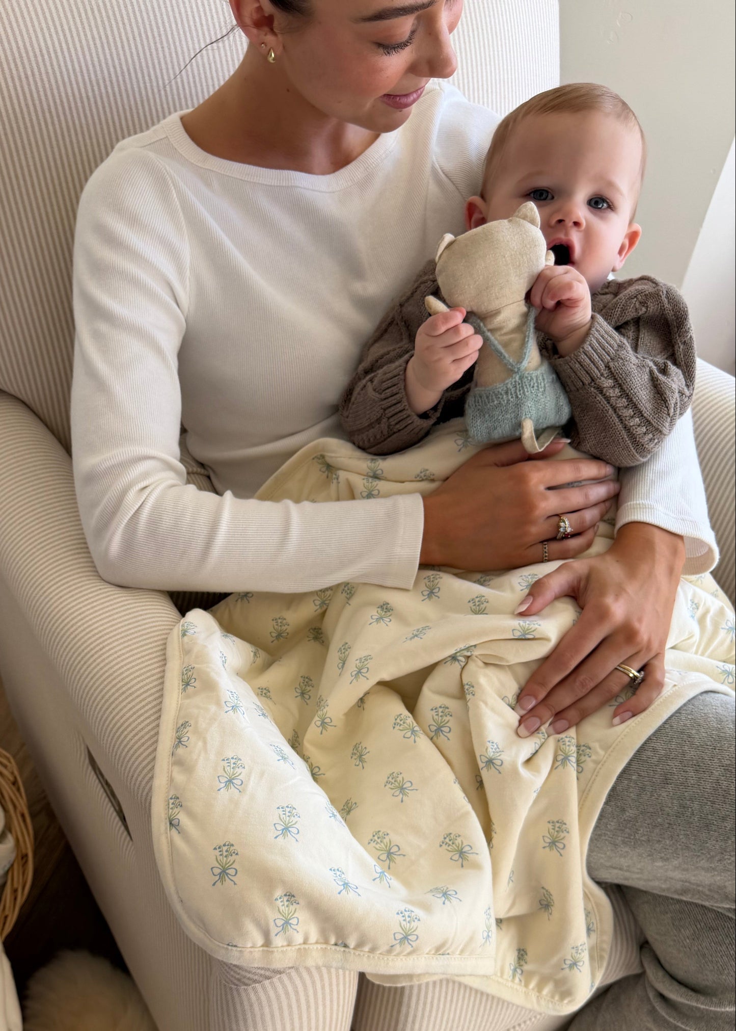 Cobija Cuddle de Jersey y Plush - Lily of the Valley